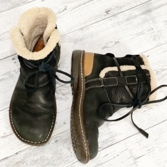 Ugg Caspia Sheepskin Lined Leather Boots Sz 6 - Picture 1 of 7